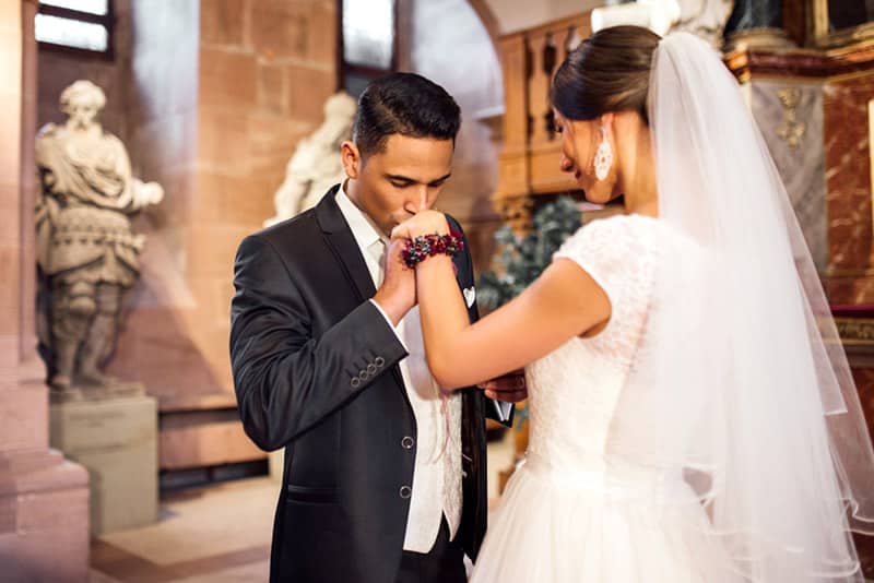Hochzeitspaar am Altar Kapelle Schloss Heidelberg
